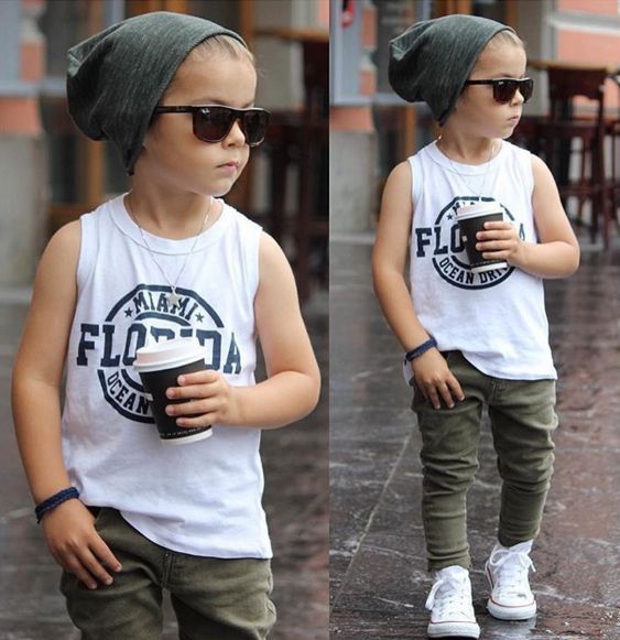 Chłopiec w modnej letniej stylizacji z czapką beanie i okularami przeciwsłonecznymi.